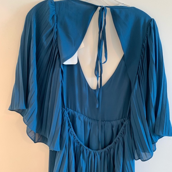 *NWT* LF MILLAU brand open back pleated dress - Picture 5 of 8